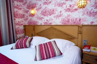 Un ou plusieurs lits dans un hébergement de l'établissement Logis Hotel Restaurant Auberge De La Sélune