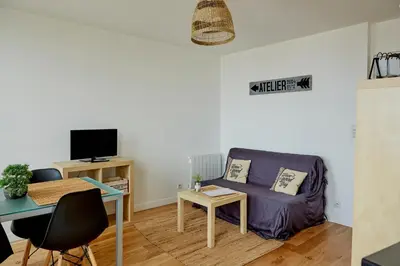 Télévision ou salle de divertissement dans l'établissement Appartement front mer proche omaha & utah beach - 1