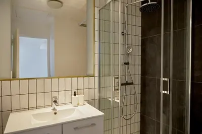 Salle de bains dans l'établissement Appartement front mer proche omaha & utah beach - 1