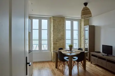 Télévision ou salle de divertissement dans l'établissement Appartement front mer proche omaha & utah beach - 2