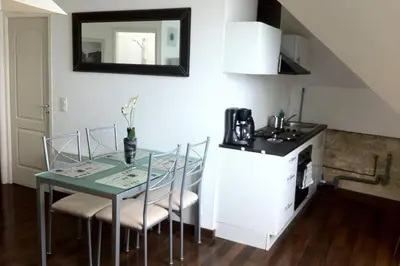 Cuisine ou kitchenette dans l'établissement Appartement front mer proche omaha & utah beach - 3