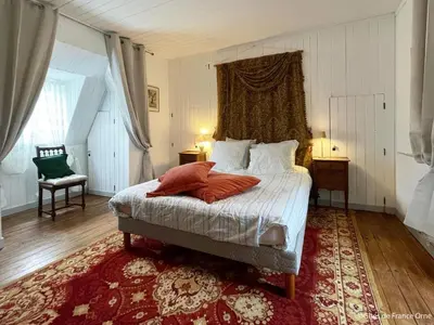 Un ou plusieurs lits dans un hébergement de l'établissement Maison du Chapelain : Charme en Suisse Normande, Animaux acceptés - FR-1-497-54