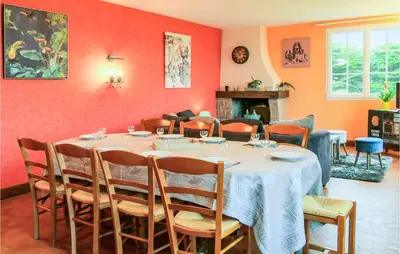 Coin salon dans l'établissement Awesome Home In Surville With Wifi