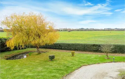 Jardin de l'établissement Awesome Home In Surville With Wifi