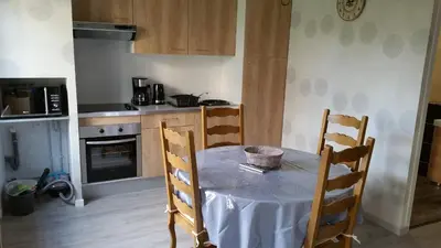 Cuisine ou kitchenette dans l'établissement petite maison de vacance 2 chambres