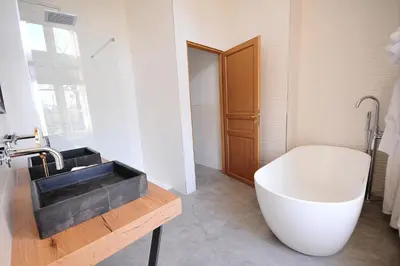 Salle de bains dans l'établissement Château de la Bribourdière