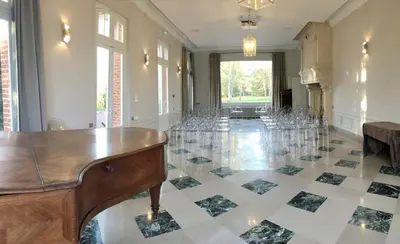 Coin salon dans l'établissement Château de la Bribourdière