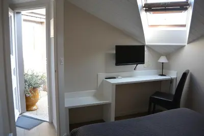 Télévision ou salle de divertissement dans l'établissement Hotel Nuit Et Jour - La Maison de Lucile
