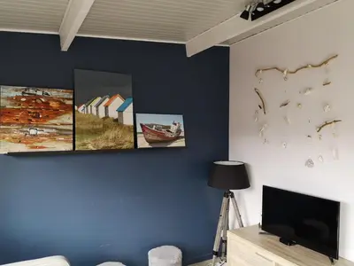 Télévision ou salle de divertissement dans l'établissement Holiday Home Maison de l'Océan à Denneville