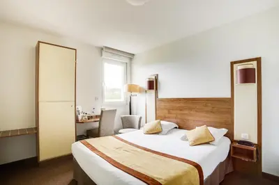Un ou plusieurs lits dans un hébergement de l'établissement Brit Hotel De La Côte Des Havres