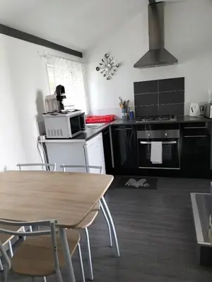 Cuisine ou kitchenette dans l'établissement Studio charmant à Vierville-sur-Mer - 30m² avec jardin