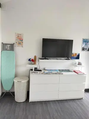 Télévision ou salle de divertissement dans l'établissement Studio charmant à Vierville-sur-Mer - 30m² avec jardin