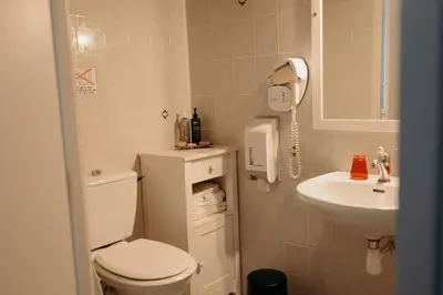 Salle de bains dans l'établissement Hôtel Le Chatellier - Piscine chauffée d'avril à octobre