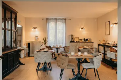 Coin salon dans l'établissement Hôtel Le Chatellier - Piscine chauffée d'avril à octobre