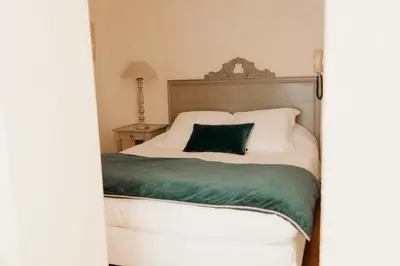 Un ou plusieurs lits dans un hébergement de l'établissement Hôtel Le Chatellier - Piscine chauffée d'avril à octobre