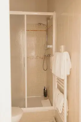 Salle de bains dans l'établissement Hôtel Le Chatellier - Piscine chauffée d'avril à octobre