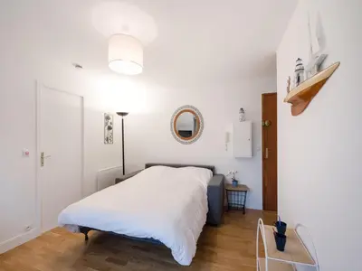 Un ou plusieurs lits dans un hébergement de l'établissement Appartement à Port-en-Bessin proche mer