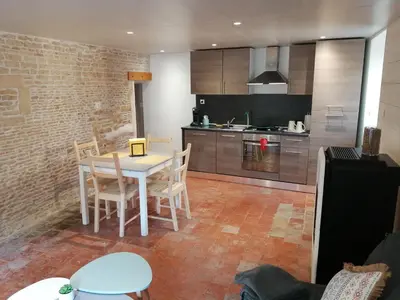 Cuisine ou kitchenette dans l'établissement Charmante petite maison de la côte Normande