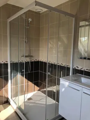 Salle de bains dans l'établissement Le Nid du Franc