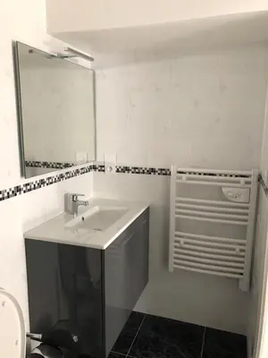Salle de bains dans l'établissement Le Nid du Franc