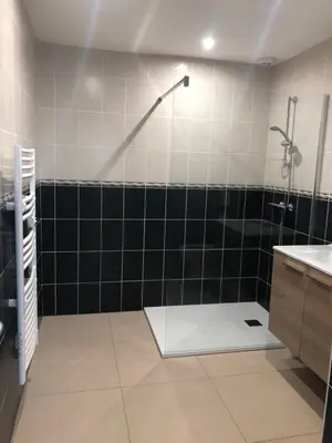 Salle de bains dans l'établissement Le Nid du Franc