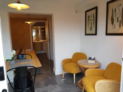 Coin salon dans l'établissement Le P'tit gousset, à 100 m de la mer