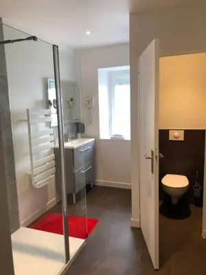 Salle de bains dans l'établissement L' Annexe Beverl'inn appartement