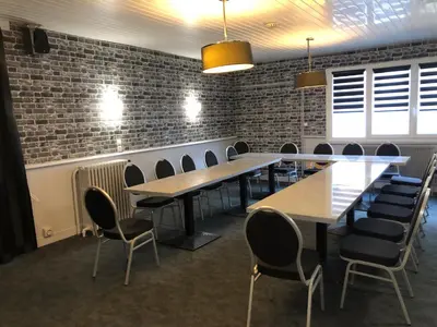 Espace de conférence ou salle de réunion dans l'établissement L' Annexe Beverl'inn appartement