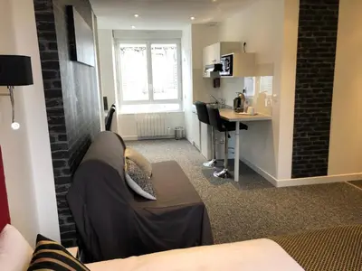 Télévision ou salle de divertissement dans l'établissement L' Annexe Beverl'inn appartement