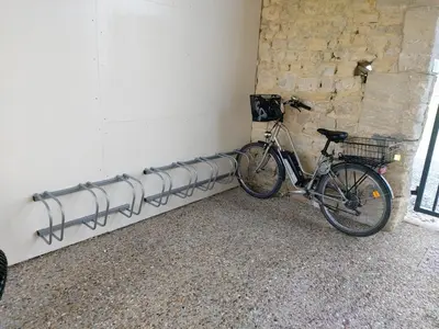 Vélo sur le terrain de l'établissement Hôtel Restaurant le clos de l 'Ancien Pressoir ou dans les environs