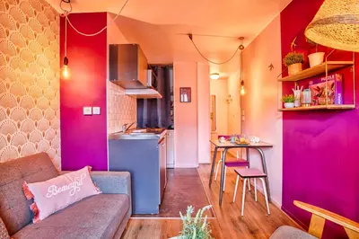 Cuisine ou kitchenette dans l'établissement La Bonbonnière, Bleue ou Rose