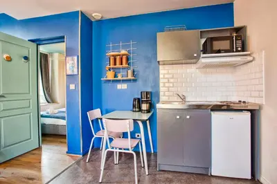 Cuisine ou kitchenette dans l'établissement La Bonbonnière, Bleue ou Rose