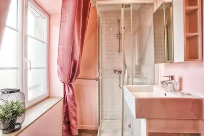 Salle de bains dans l'établissement La Bonbonnière, Bleue ou Rose