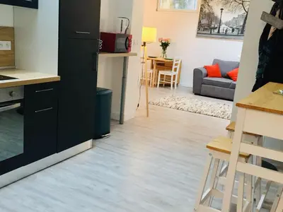 Cuisine ou kitchenette dans l'établissement Chaleureux et spacieux appartement de centre-ville - Lit King Size - NETFLIX