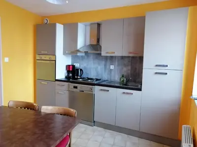 Cuisine ou kitchenette dans l'établissement Les orchidées