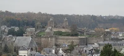 Vue générale sur Savigny-le-Vieux ou vue de la ville depuis le B&B/chambre d'hôtes