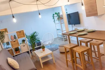 Télévision ou salle de divertissement dans l'établissement Appartement au calme + parking