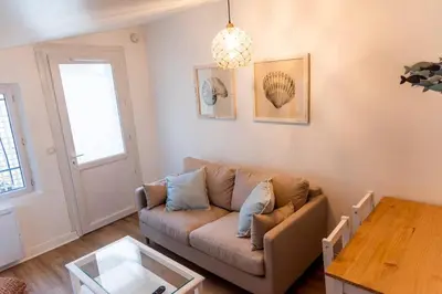 Coin salon dans l'établissement Appartement 2 personnes, Place St Sauveur à 2min