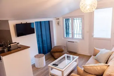 Télévision ou salle de divertissement dans l'établissement Appartement 2 personnes, Place St Sauveur à 2min