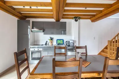 Cuisine ou kitchenette dans l'établissement Maison charmante à Saint-Marcouf avec jardin.
