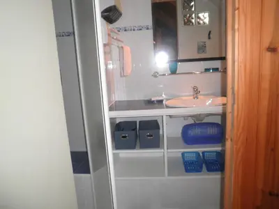 Salle de bains dans l'établissement Appartement F1 mansardé à 100m de la plage, proche de Arromanches et des plages du Débarquement