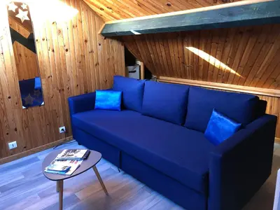 Coin salon dans l'établissement Appartement F1 mansardé à 100m de la plage, proche de Arromanches et des plages du Débarquement