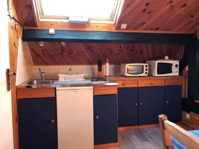 Cuisine ou kitchenette dans l'établissement Appartement F1 mansardé à 100m de la plage, proche de Arromanches et des plages du Débarquement
