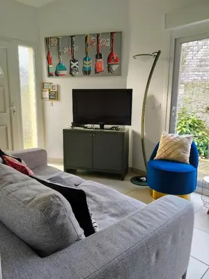 Télévision ou salle de divertissement dans l'établissement Maison avec jardin, calme et ensoleillée à 2 minutes du centre-ville