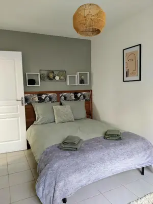 Un ou plusieurs lits dans un hébergement de l'établissement Maison avec jardin, calme et ensoleillée à 2 minutes du centre-ville