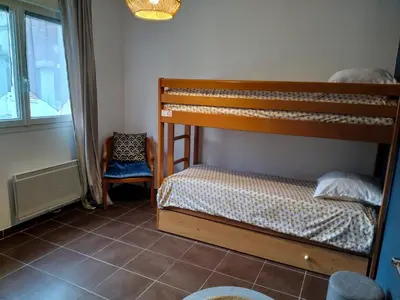 Un ou plusieurs lits dans un hébergement de l'établissement Maison avec jardin, calme et ensoleillée à 2 minutes du centre-ville