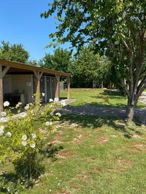 Jardin de l'établissement Camping La Baie du Mont Saint Michel