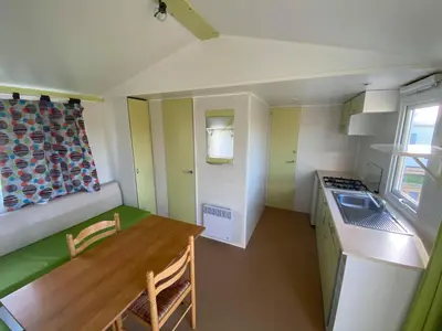Cuisine ou kitchenette dans l'établissement Camping La Baie du Mont Saint Michel
