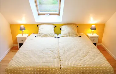 Un ou plusieurs lits dans un hébergement de l'établissement 2 Bedroom Cozy Home In Jullouville