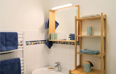 Salle de bains dans l'établissement 2 Bedroom Cozy Home In Jullouville